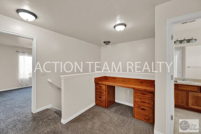 Building Photo - Mid-Row Townhome in Riverton