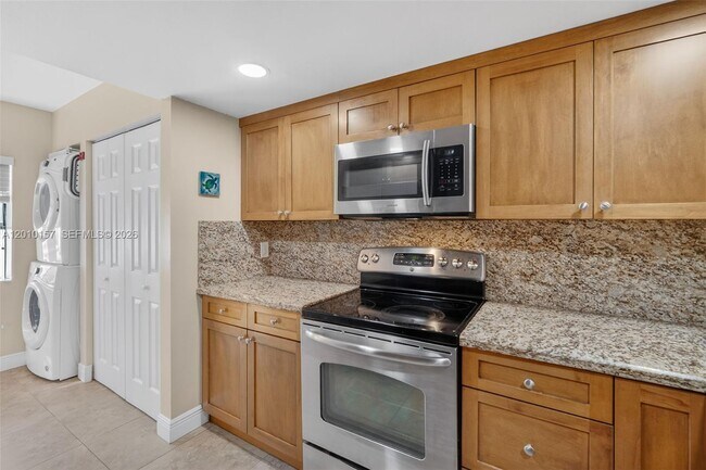 Building Photo - 4250 SW 70th Terrace