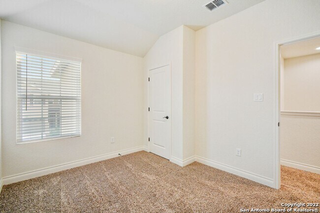 Building Photo - Stunning Duplex Located in New Braunfels, all appliances included!!
