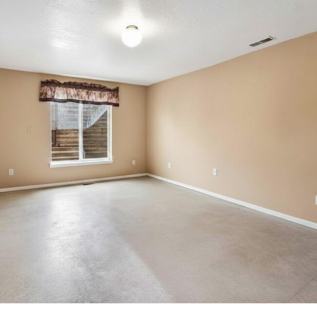Building Photo - 1100 W 600 S