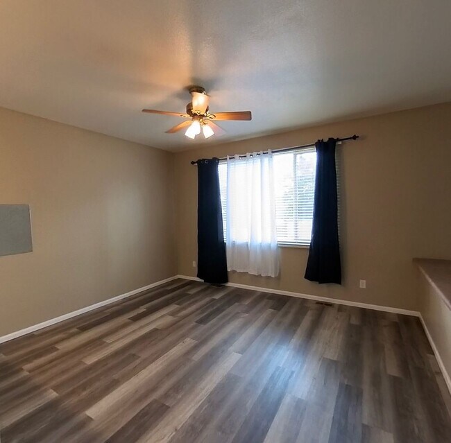 Building Photo - 3 bedroom 2.5 bath 2 car garage with A/C