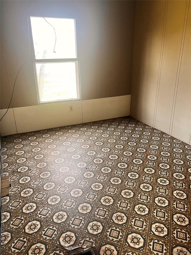 Building Photo - 373 Bruyn Turnpike