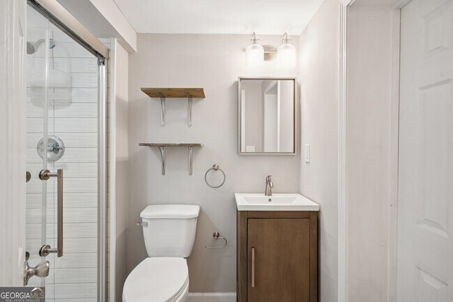 Building Photo - 1335 E Washington Ave