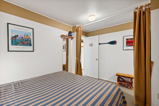 Building Photo - 1 bedroom, 1 bath condo on Whitefish Lake