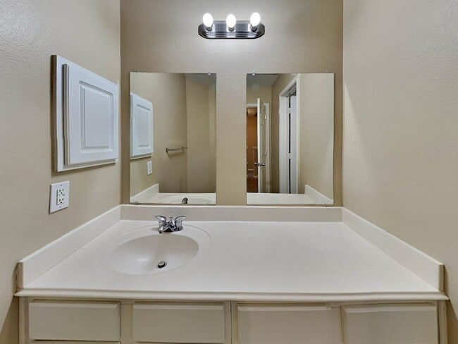 Building Photo - 12143 Landsdown Ridge Way