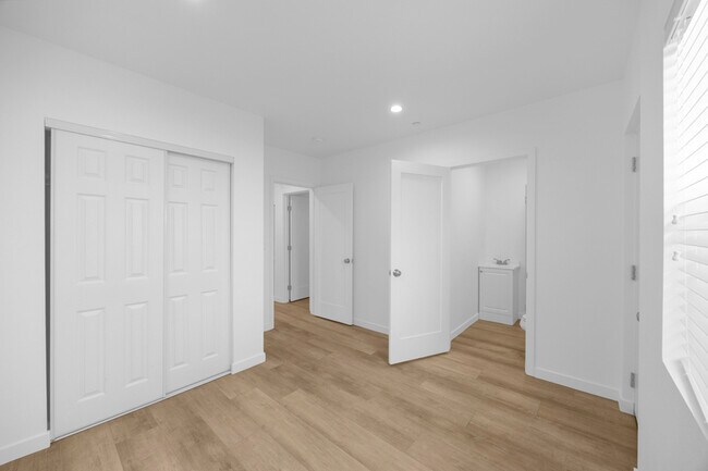 Building Photo - 308 N Catalina Ave