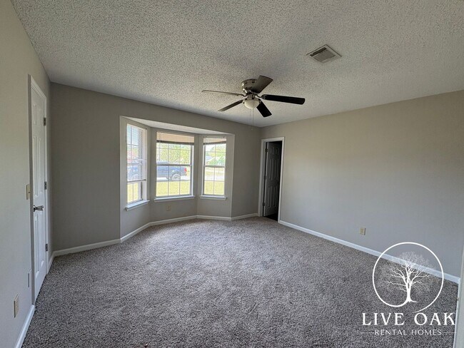 Building Photo - MOVE IN SPECIAL: $500 OFF 1ST MONTH'S RENT!**