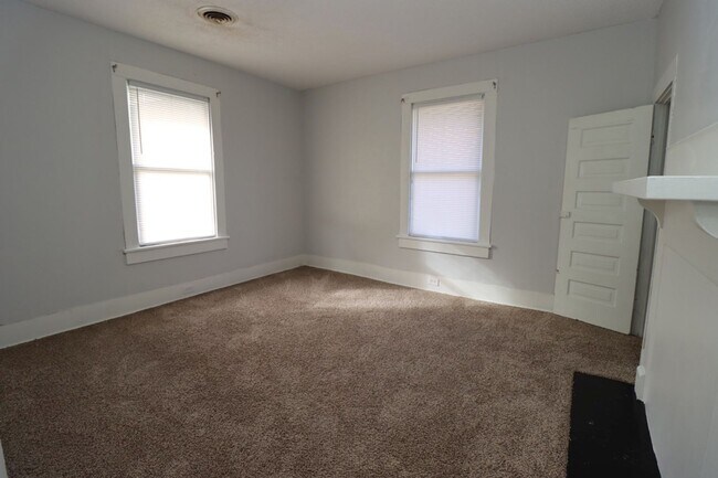 Building Photo - 4910 Colonial Dr