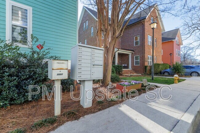 Building Photo - 204 E Park Ave