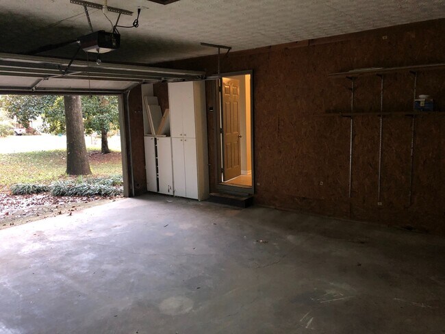 Building Photo - 3/2 Ranch w/ Large 2 Car Garage and Fenced in Backyard on Private Cul-De-Sac!