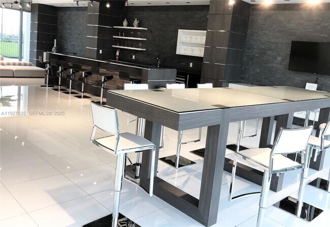 Building Photo - 601 NE 36th St