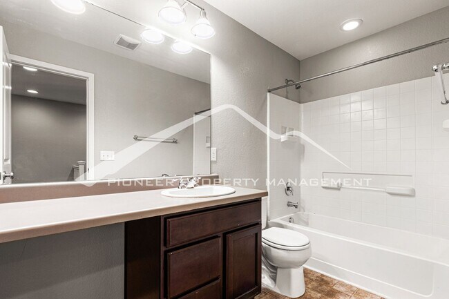 Building Photo - Lovely Townhome with Central AC and Washer/Dryer!