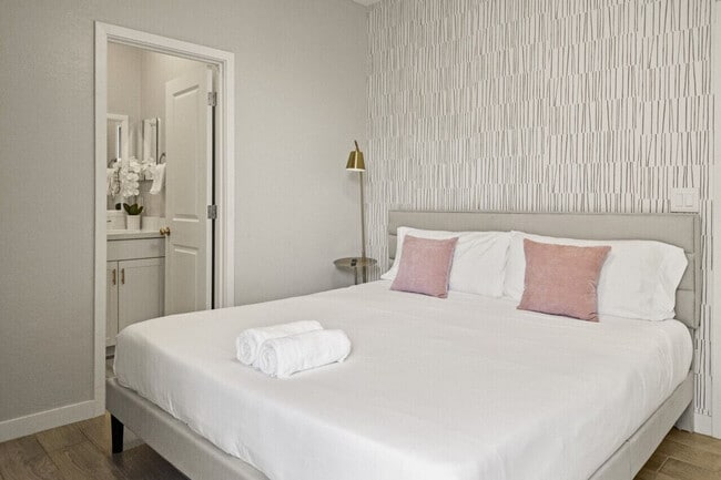 Building Photo - 6606 W Paradise Ln