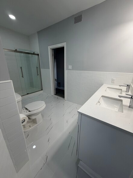 2nd fl bathroom - 4924 Hazel Ave