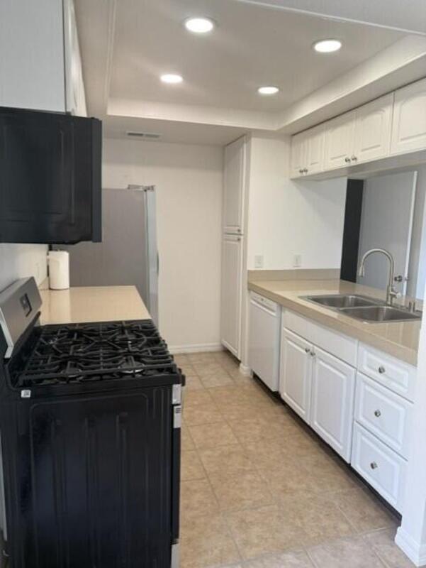 Building Photo - 45 Lakeview Cir