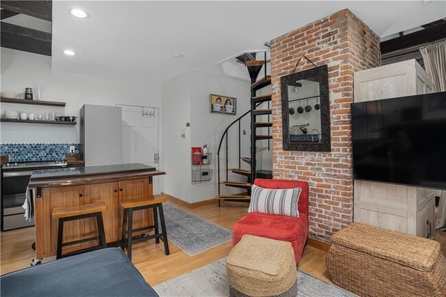 Building Photo - 35 Pelham St