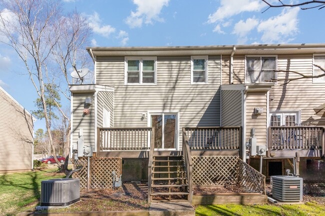 Building Photo - Cozy 3 Bedroom 2.5 Bath End unit Townhome ...