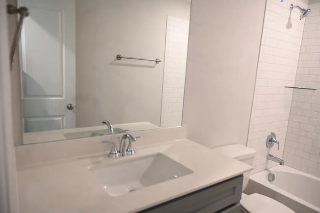 Building Photo - 1012 Portina Dr
