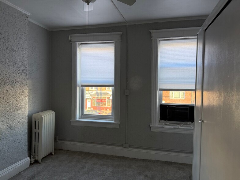 Building Photo - 1049 Avenue C