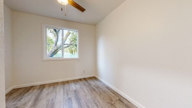 Building Photo - Bright & Clean Single Level FIVE bedroom i...