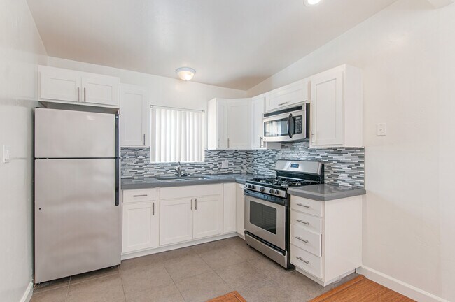 Building Photo - PERFECTLY LOCATED 2 BD / 1 BA UPSTAIRS APA...