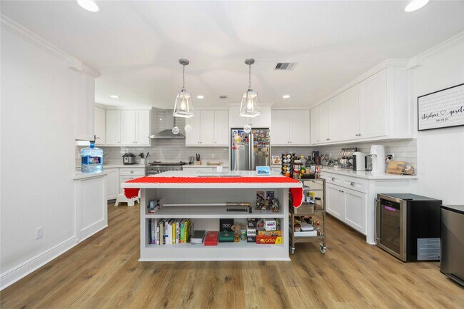 Building Photo - 2011 De Milo Dr