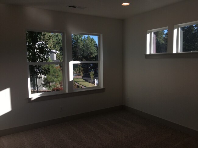 Building Photo - 3 Bedroom / 2 Bathroom Home in SE Bend