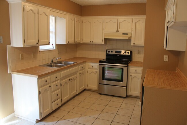 Building Photo - AVAILABLE NOW! Beautiful 3 Bedroom Home in...