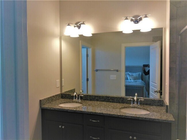 Building Photo - 4475 Donahue Ave