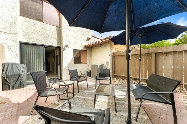Building Photo - 2074 N Mira Vista Way