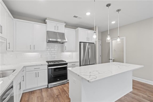 Building Photo - 2410 Lakeshore Ln