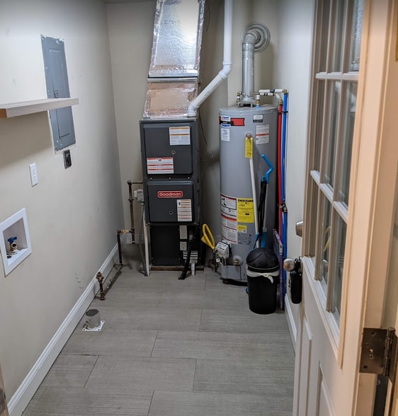 Laundry / Utility Room - 2617 E 6th St