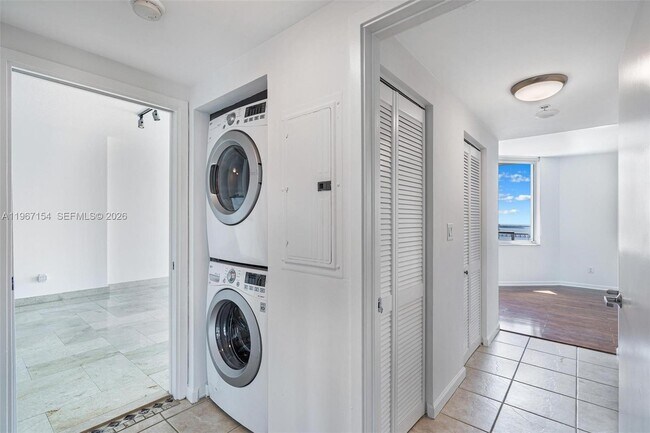 Building Photo - 325 S Biscayne Blvd