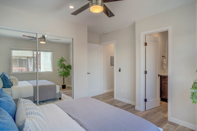 Building Photo - STUNNING UPGRADED UPSTAIRS 2BD/2BA UNIT IN...