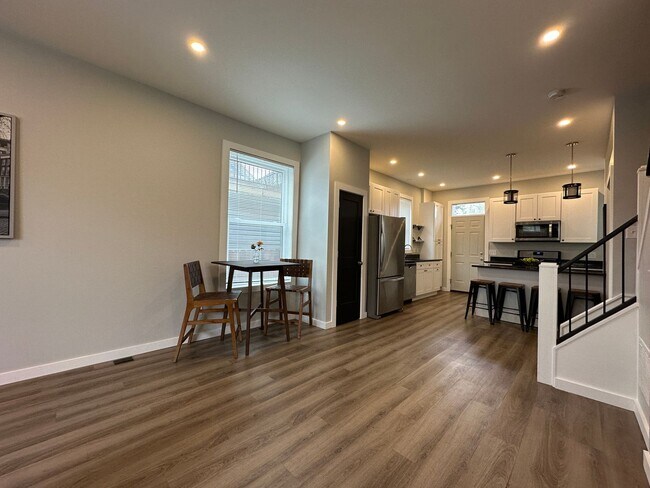 Building Photo - Newly Renovated 2 Bed, 2.5 Bath Furnished Home in Columbus