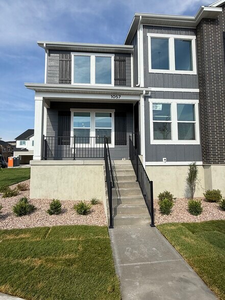 Primary Photo - 1033 N Canvasback Dr