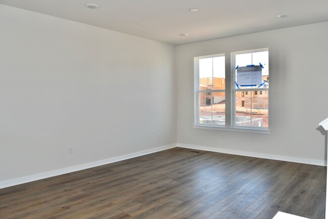 Building Photo - 725 Peony Ln