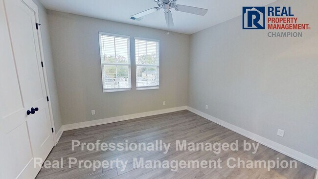 Building Photo - Bright & Open End Unit Townhome