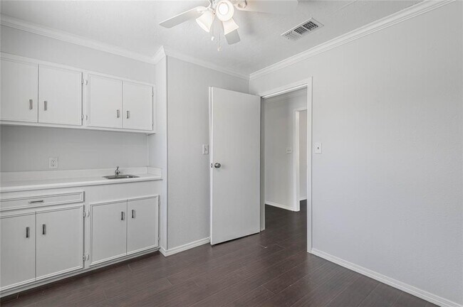 Building Photo - 2800 Lake Rd