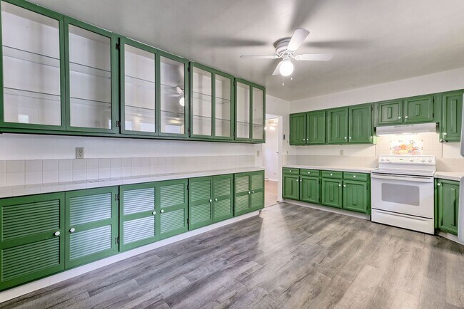 Building Photo - Students Welcome! 3 Bed / 1.5 Bath Ranch Near CSU – Large Fenced Yard | Pets Welcome | Flexible L...