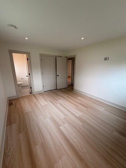 Building Photo - 806 Green Grove Rd