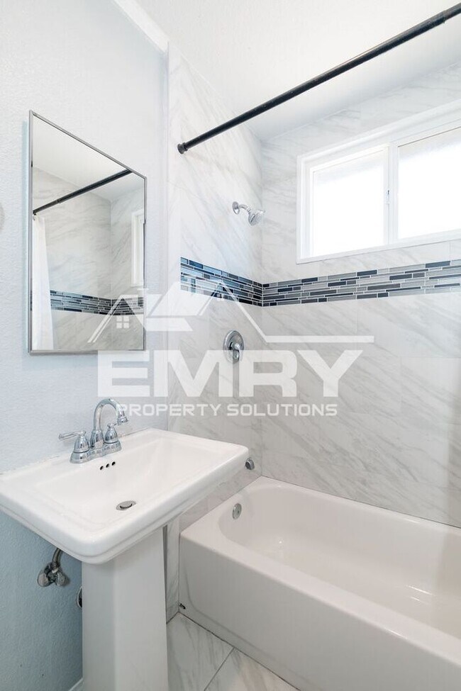 Building Photo - Upgraded 3 bed 1 bath unit in Los Angeles 90063