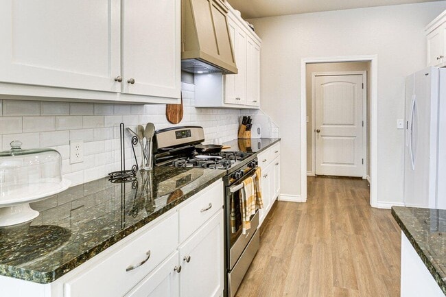 Building Photo - 806 E 19th St