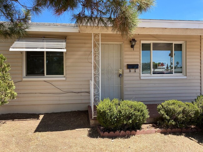 Primary Photo - 2002 W Gardenia Dr