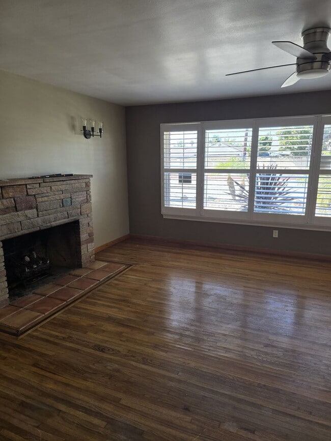 Building Photo - Single Family Home in Midway City for Rent