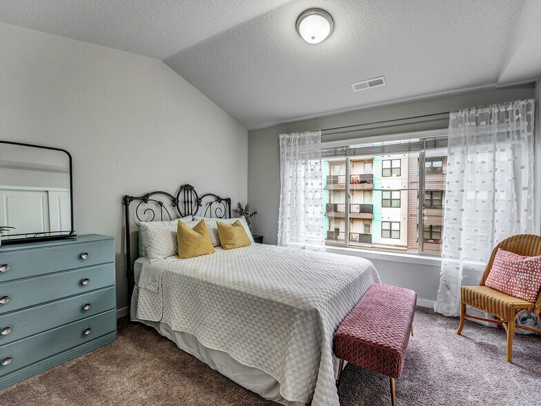 Building Photo - 8918 SW Elena Ln