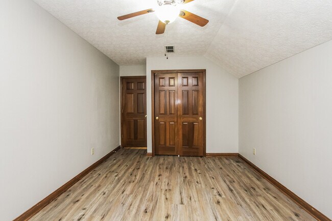 Building Photo - 7638 Chestnut Hills Dr