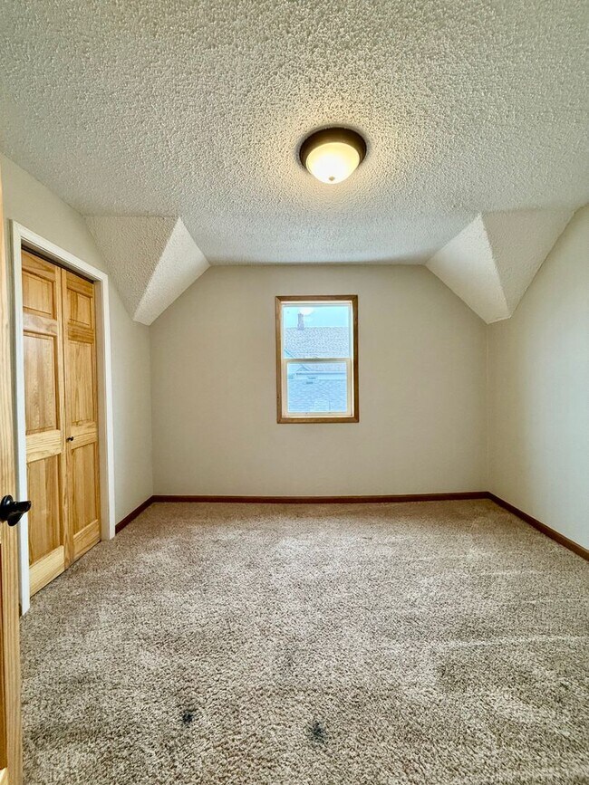 Building Photo - Available Feb 15th! Spacious 3–4 Bedroom Home in Prime Central Location
