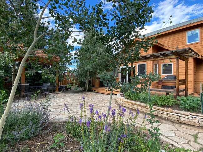 Building Photo - Extended Winter Rental!  Beautiful 3bed/2 ...