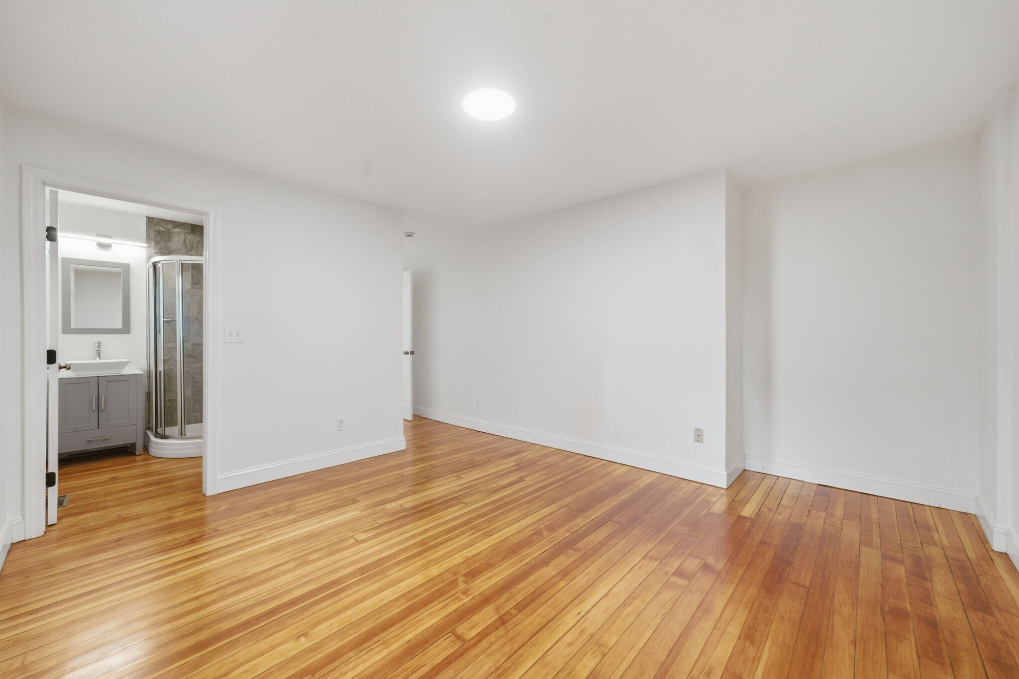 Building Photo - 87 Floral St